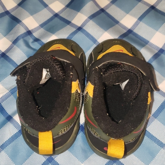 Nike - Picture 4 of 7